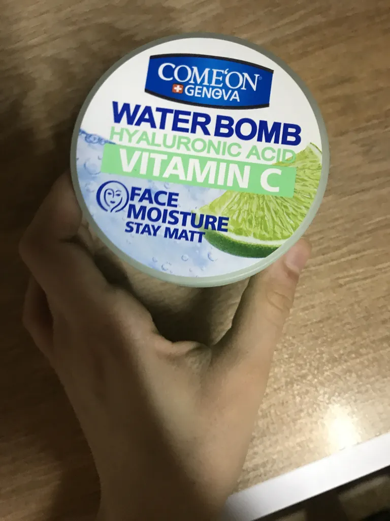 کرم آبرسان کامان سری واتربمب مدل VITAMIN C حجم 200 میلی‌لیتر