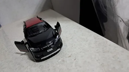 ماشین بازی مدل فلزی موزیکال کوییک R دورنگ