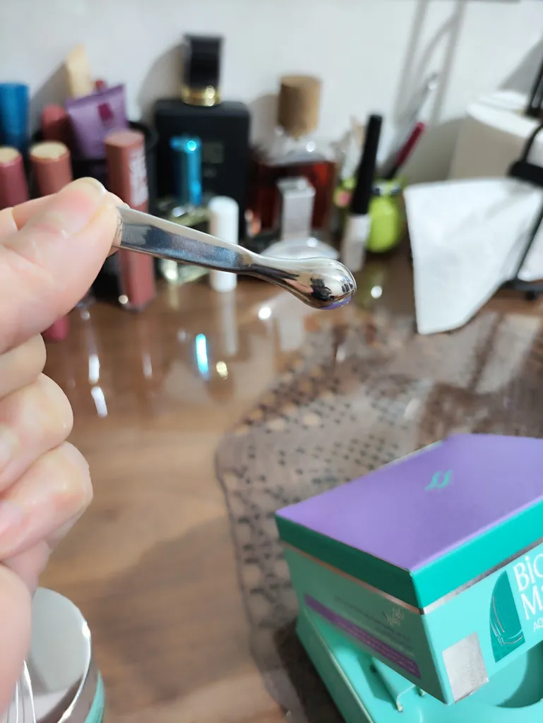 کرم دور چشم بایومارین مدل +AQUA LUCENT 40 حجم 15 میلی لیتر به همراه رولر ماساژ استنلس استیل