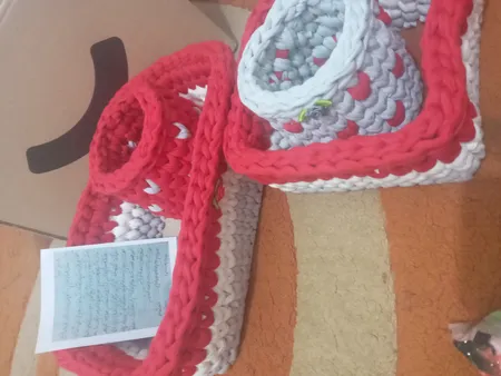 سبد قلاب بافی تریکو مدل سیسمونی نوزاد کد 01 مجموعه 4 عددی