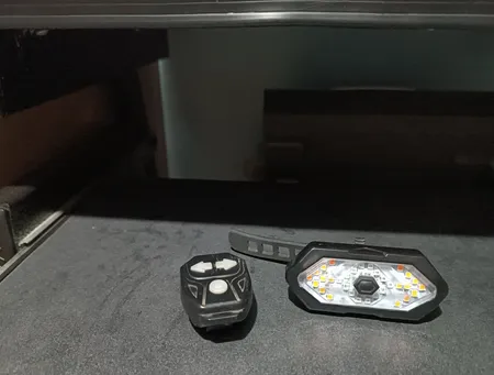 چراغ خطر دوچرخه مدل راهنما دار بیسیم FY-1820