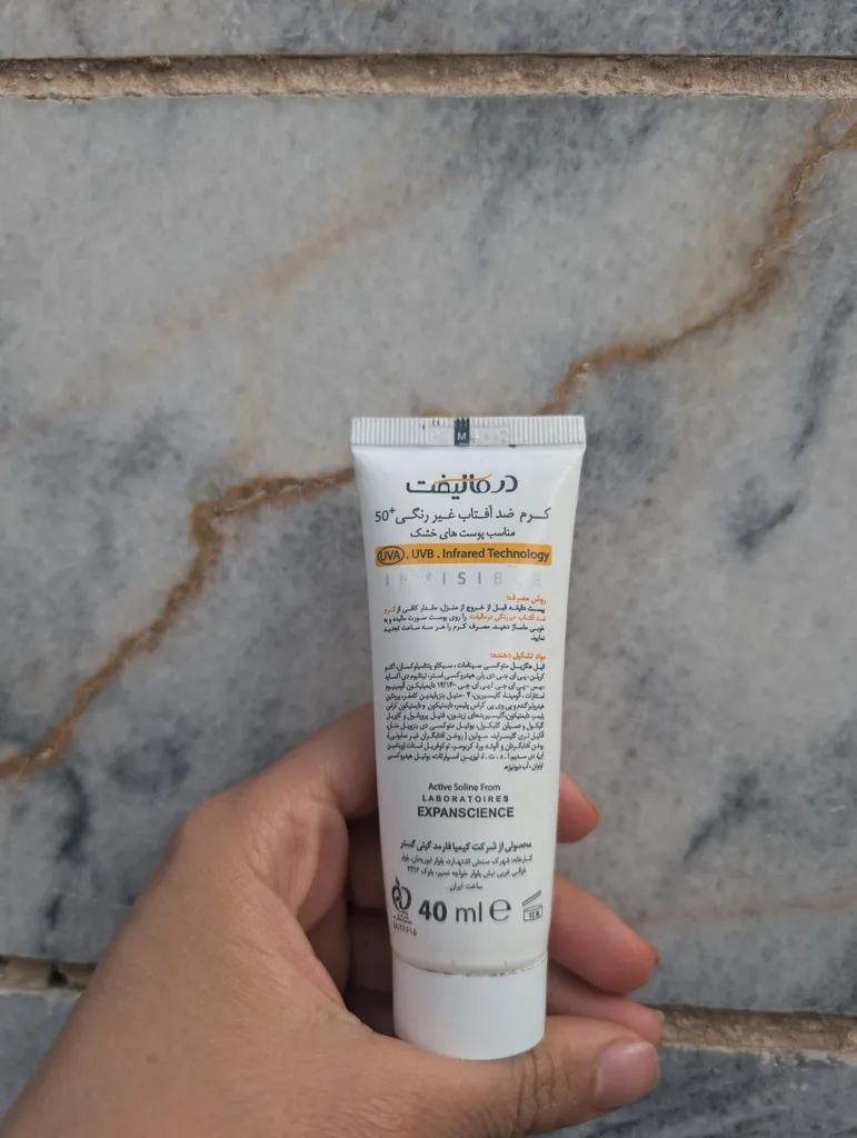 کرم ضد آفتاب بی‌رنگ درمالیفت مدل سانلیفت SPF50 حاوی محافظ UVA و UVB مناسب پوست‌های خشک و معمولی حجم 40 میلی‌لیتر