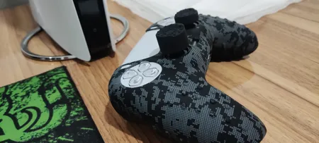 محافظ دسته پلی استیشن 5 اسپارک فاکس مدل Silicone Grip Pack Digital Camo به همراه روکش آنالوگ