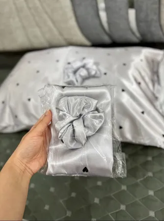 رو بالشی مدل ساتن ابریشم طرح قلبی به همراه کش مو