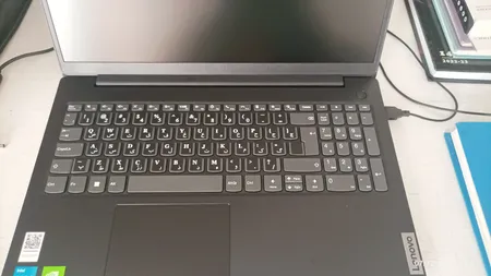 برچسب حروف فارسی کیبورد طرح مات به همراه محافظ کیبورد مناسب برای لپ تاپ 15.6 اینچ