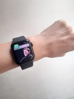 ساعت هوشمند اپل مدل SE دارای قابلیت های صفحه نمایش لمسی بند سیلیکون