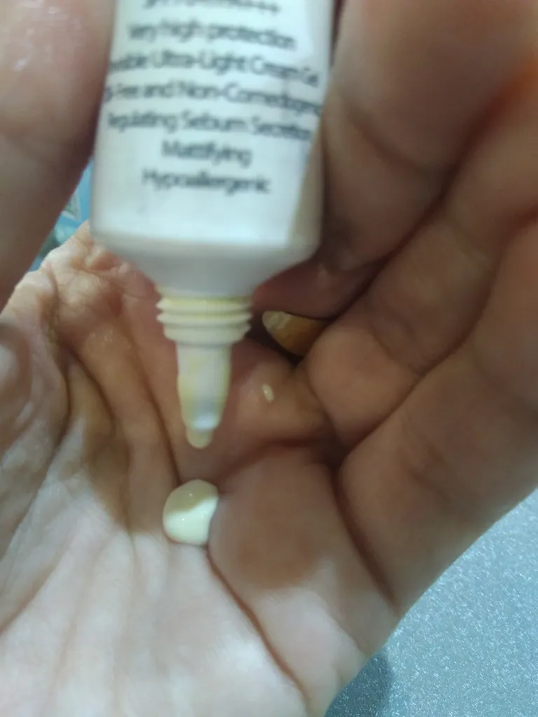 کرم ضد آفتاب بی‌رنگ فلیچیتا SPF70 مدل 01 محافظ UVA و UVB، حاوی ویتامین C و E، مناسب برای پوست چرب و حساس حجم 40 میلی لیتر