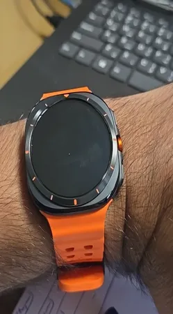 ساعت هوشمند سامسونگ مدل Galaxy Watch Ultra دارای قابلیت های کنترل موسیقی (Music Player)، قابلیت مکالمه از طریق بلوتوث، قابلیت تغییر طرح ساعت یا تم، صفحه همیشه روشن (Always-on Display)، پشتیبانی از دستیار صوتی بند سیلیکون