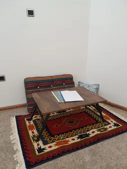 فرش ماشینی ساوین طرح پامچال زمینه سرمه‌ ای کد FSM17