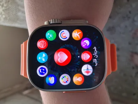 ساعت هوشمند مدل HK9 ULTRA 2 MAX دارای قابلیت های صفحه نمایش رنگی، صفحه نمایش لمسی، کنترل موسیقی (Music Player)، کنترل سطح اکسیژن خون، قابلیت مکالمه از طریق بلوتوث، پشتیبانی از زبان فارسی در منو و سیستم‌عامل بند سیلیکون