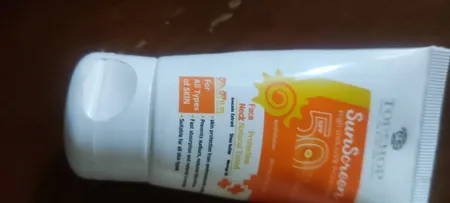 کرم ضد آفتاب بی رنگ تاپ شاپ مدل  SPF 50 مناسب انواع پوست حجم 50 میلی لیتر