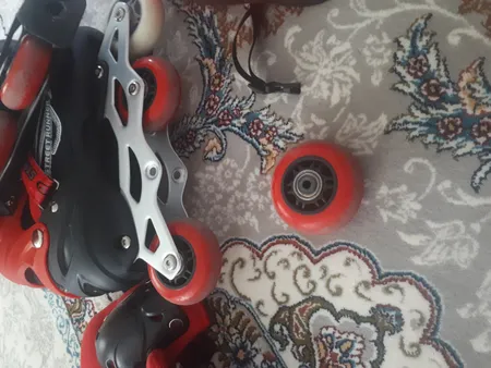 اسکیت کفشی استریت رانر مدل ۰۰۲ به همراه کلاه و لوازم ایمنی اسکیت