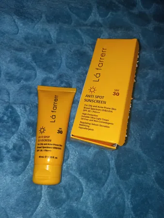 کرم ضدآفتاب و ضدلک بی‌رنگ لافارر مدل SPF30، مناسب پوست‌های چرب، حجم 40 میلی‌لیتر
