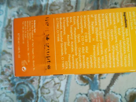 کرم ضد آفتاب رنگی آردن سان، SPF 30، مدل Light Beige، مناسب انواع پوست با تنالیته روشن و حجم 50 میلی‌لیتر، ضد آب، محافظت‌کننده در برابر اشعه‌های UVA و UVB، ضد لک، دارای فرمولاسیون ویتامین‌های C و E، با ماندگاری 2 ساعته