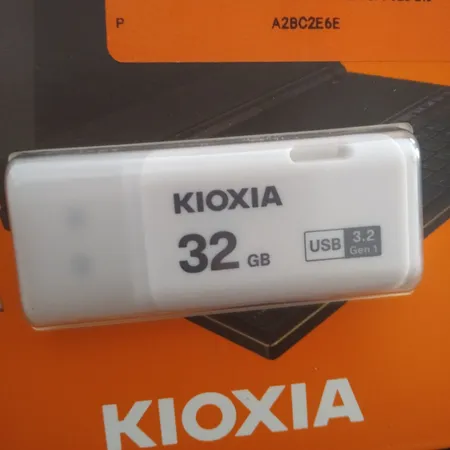 فلش مموری کیوکسیا مدل U301 ظرفیت 32 گیگابایت