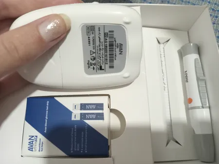 دستگاه تست قند خون آوان مدل AGM01 به همراه 10 عدد نوار تست قند خون