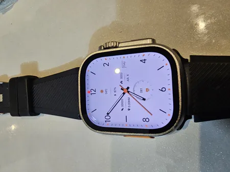 ساعت هوشمند مدل HK9 ULTRA 2 MAX دارای قابلیت های صفحه نمایش رنگی، صفحه نمایش لمسی، کنترل موسیقی (Music Player)، کنترل سطح اکسیژن خون، قابلیت مکالمه از طریق بلوتوث، پشتیبانی از زبان فارسی در منو و سیستم‌عامل بند سیلیکون