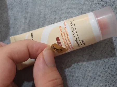 کرم ضدآفتاب رنگی فاقد چربی سی گل 50 میلی‌لیتر