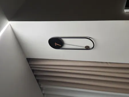 ساعت دیواری طرح پاندول دار فلزی مدل ارغوان