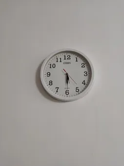 ساعت دیواری عقربه ای سیتیزن طرح دایره مدل اعداد لاتین