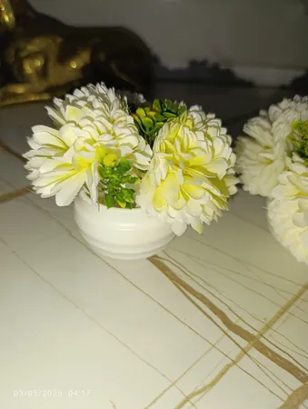 گلدان به همراه گل مصنوعی مدل سه گلی k16