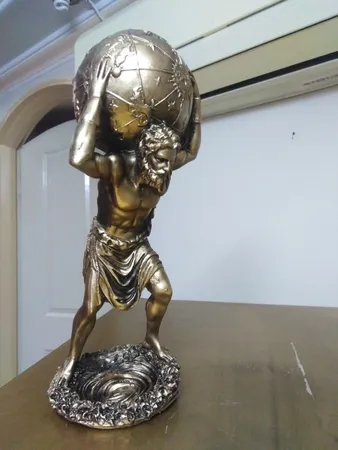 مجسمه آدم کره به دوش کد 020020051