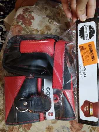 روکش فرمان کاور پلاس مدل PR-LUXE-RD به همراه سردنده وگردگیر و روکش ترمزدستی و کاور سویچ مناسب برای پراید