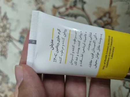 کرم مرطوب کننده و روشن کننده مدیلن مدل Vitamin C حجم 30 میلی لیتر