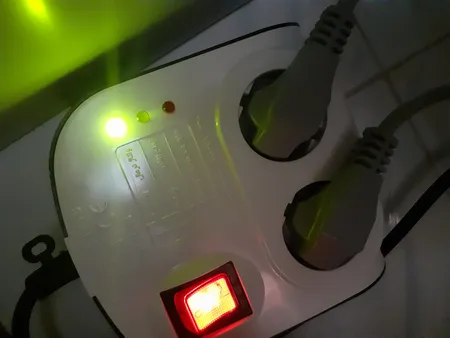 محافظ ولتاژ پارت الکتریک مدل 8787