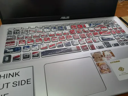 استیکر لپ تاپ توییجین و موییجین کد 01 مناسب برای لپ تاپ 15.6 اینچ به همراه برچسب حروف فارسی کیبورد