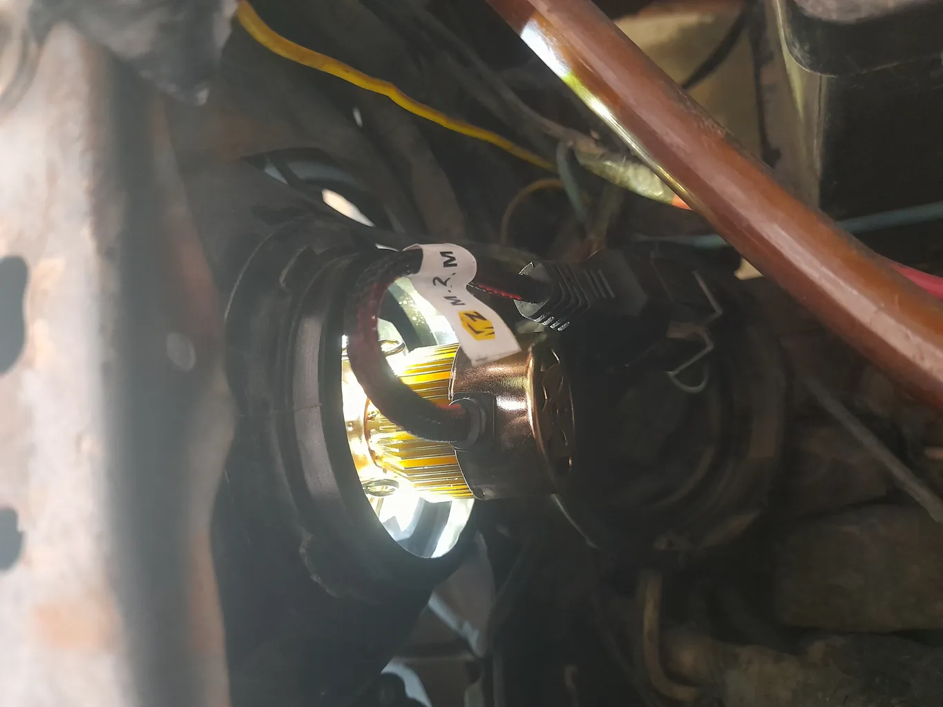 هدلایت لامپ خودرو D9 مدل H4 بسته 2 عددی