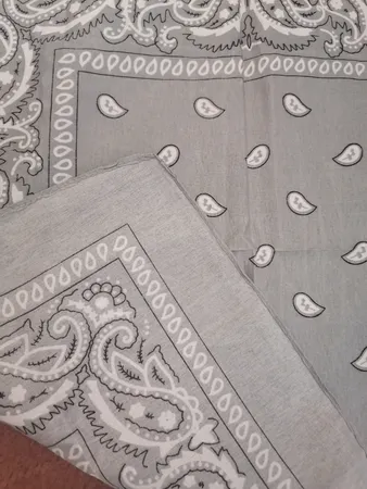 دستمال سر و گردن مدل باندانا