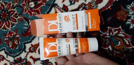 کرم ضدآفتاب بی‌رنگ درمالیفت مدل SPF50، مناسب پوست‌های چرب، حجم 40 میلی‌لیتر