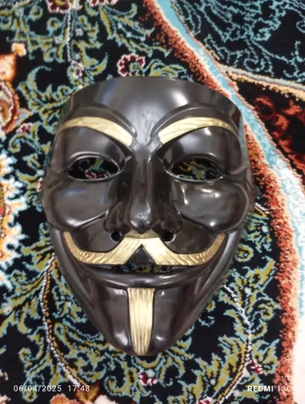 ماسک ایفای نقش مدل وی