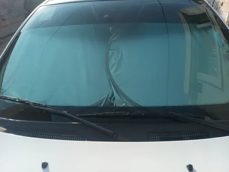 آفتابگیر شیشه جلو خودرو مدل عینکی به همراه کاور نگهدارنده