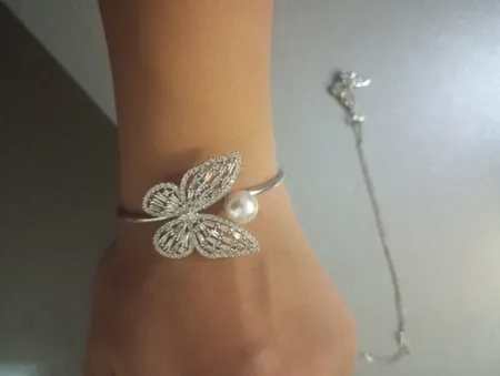 دستبند زنانه مدل پروانه نگین دار و مروارید کد Mhr-21