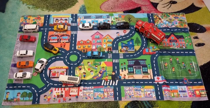 زیر انداز بازی انتشارات ماه کوچولو مدل شهر پارچه ای شهر کوچک من