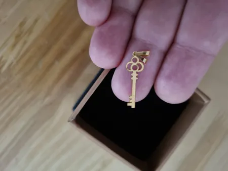 آویز گردنبند طلا 18 عیار زنانه ناریا طرح کلید