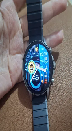 ساعت هوشمند گلوریمی مدل M2 MAX LTD دارای قابلیت های کنترل موسیقی (Music Player)، قابلیت مکالمه از طریق بلوتوث، قابلیت تغییر طرح ساعت یا تم، صفحه همیشه روشن (Always-on Display) بند سیلیکون