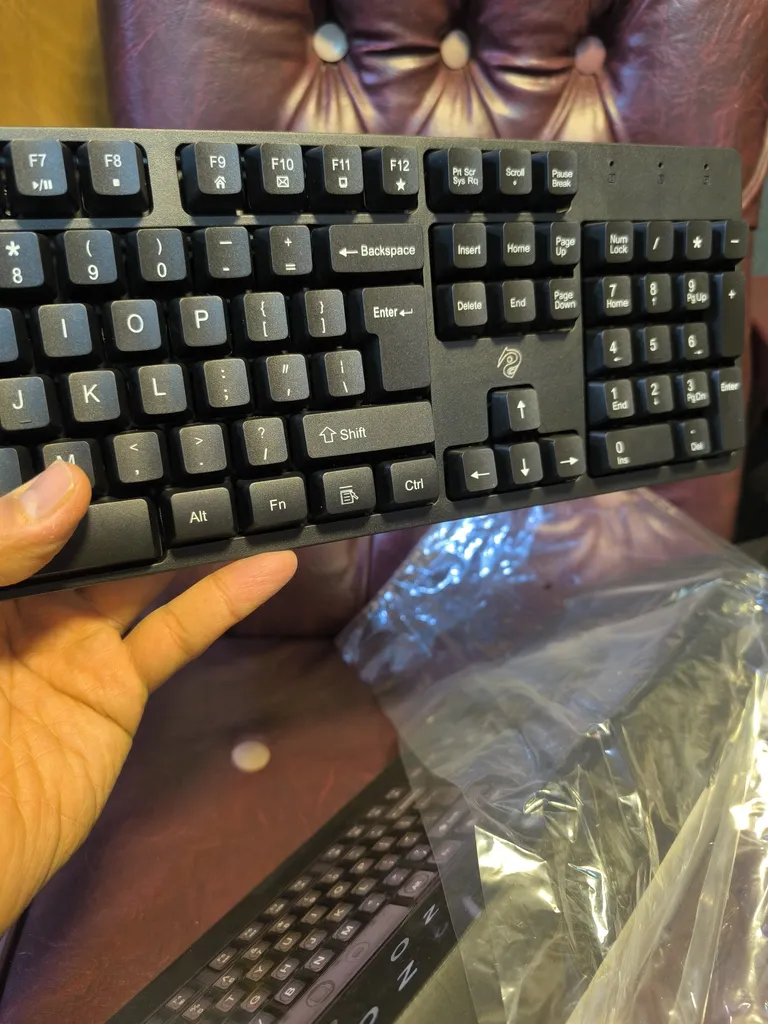 کیبورد و ماوس بی سیم ریزیو مدل KM20، سوییچ ممبران، Full-size