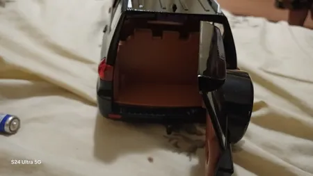 ماشین بازی مدل تویوتا لندکروزر پرادو فلزی 1:18