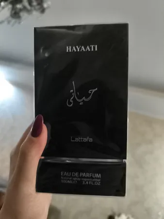 ادوپرفیوم مردانه لطافه، مدل حیاتی با حجم 100 میلی‌لیتر و رایحه طبیعت، شیرین، خوراکی، خنک، چوب، مناسب تمام فصول، نت آغازین سیب، ترنج، نت میانی دارچین، چوبهای جنگلی، نت پایانی مشک، وانیل