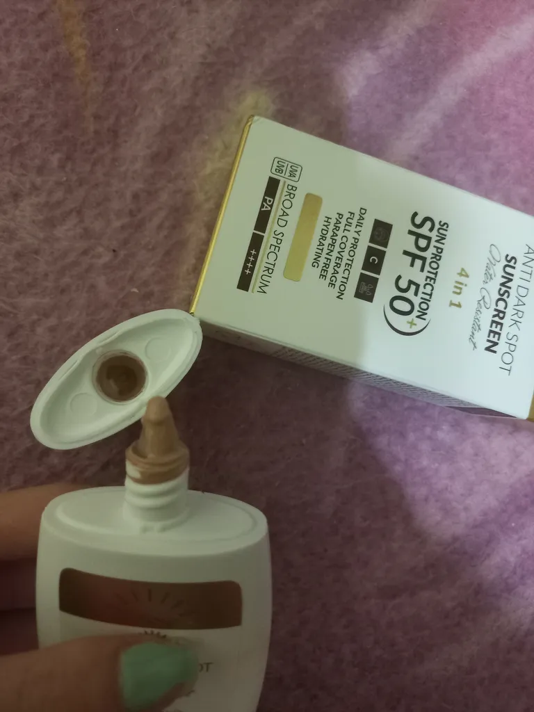 کرم ضد آفتاب و ضد لک رنگی هپسان SPF50 مدل 4در1 محافظ UVA ،UVB و PA++++ و حاوی ویتامین C دارای بافت مخملی مناسب انواع پوست حجم 50 میلی لیتر