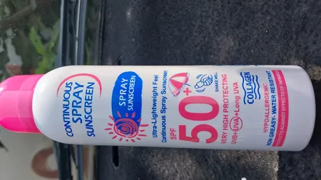 اسپری ضد آفتاب بی‌رنگ وکالی، SPF 50، مدل 001، مناسب انواع پوست چرب با حجم 235 میلی‌لیتر، محافظت‌کننده در برابر اشعه‌های UVA و UVB، ضد آب و مرطوب‌کننده، روشن‌کننده، ضد لک و پیری، دارای فرمولاسیون فاقد چربی، کلاژن، ویتامین‌های C و E، با ماندگاری 2 ساعته