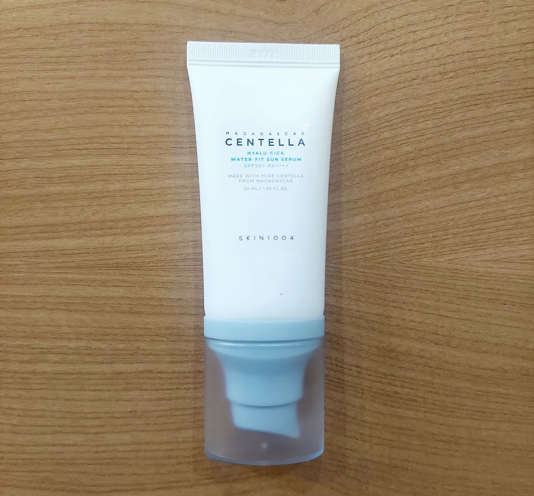 کرم ضد آفتاب بدون رنگ سنتلا، 50 SPF، مدل 1004، مناسب پوست حساس، نرمال و خشک و حجم 50 میلی‌لیتر، محافظت کننده در برابر اشعه UVA و UVB، بدون تست حیوانی، ++++PA، آبرسان، ضد التهاب، با ماندگاری 3 ساعته