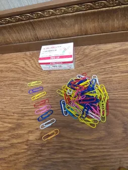 گیره کاغذ رایدین مدل رنگی سایز 28-33میلی متر - بسته 100 عددی