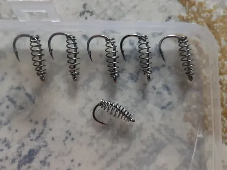 قلاب ماهیگیری موستاد مدل فنردار سایز 1 بسته 5 عددی