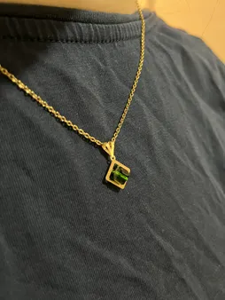 آویز گردنبند طلا 18 عیار زنانه ناریا مدل مکعب رنگ سبز