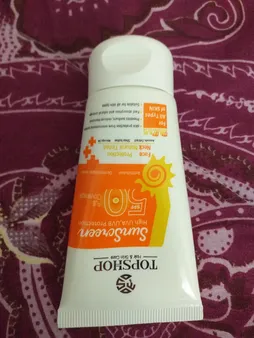 کرم ضد آفتاب بی رنگ تاپ شاپ مدل  SPF 50 مناسب انواع پوست حجم 50 میلی لیتر