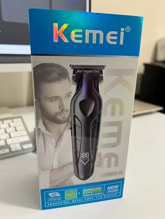 ماشین اصلاح موی سر و صورت کیمی مدل KM-2269، اصلاح به صورت تریمر، قابلیت اصلاح با شماره صفر، نمایشگر میزان شارژ، منبع انرژی باتری قابل شارژ، تکنولوژی اصلاح به صورت برش مستقیم، مدت زمان شارژ 180 دقیقه و مدت زمان استفاده پس از شارژ 300 دقیقه
